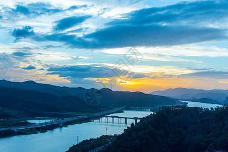 天空蓝渐变山脉河流云朵天际线背景背景