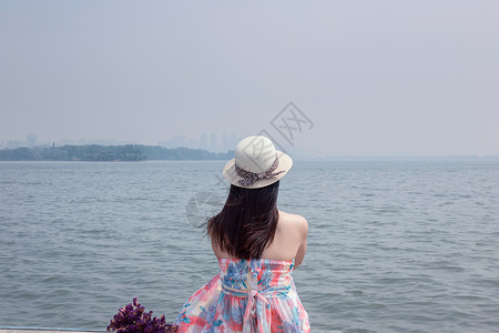 中国最大城中湖东湖凌波门少女背影背景