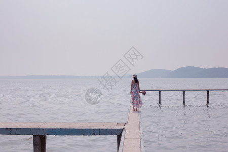 东湖凌波门少女背影背景图片