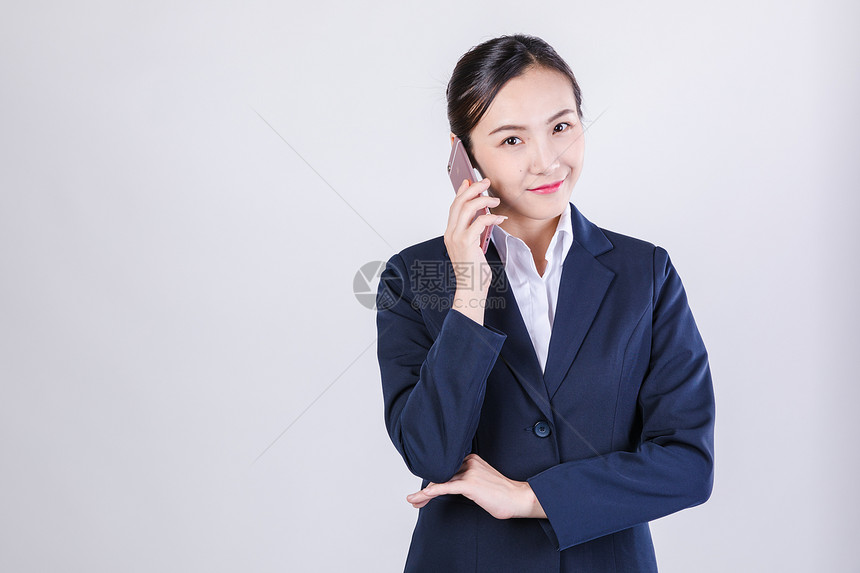 职业女性手机接听棚拍图片