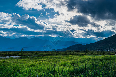 阴天山脉草海背景