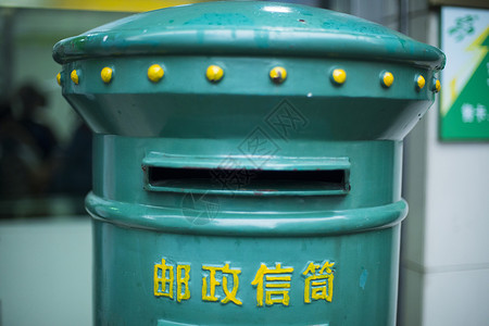 邮政车辆绿色的邮筒背景