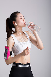 健身运动后休息喝水的女性图片