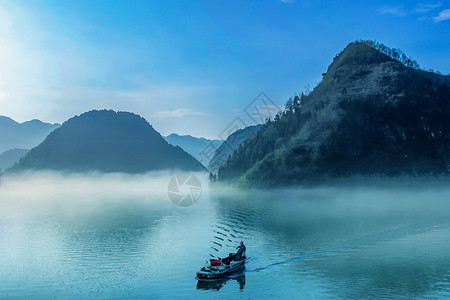 平静蓝水山水之间背景