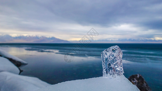 最后一滴眼泪新疆赛里木湖背景