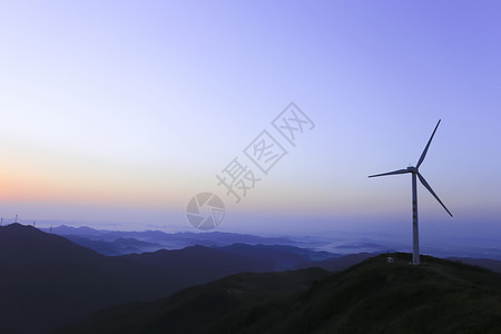 落日山顶背景黄昏下的风力发电机背景