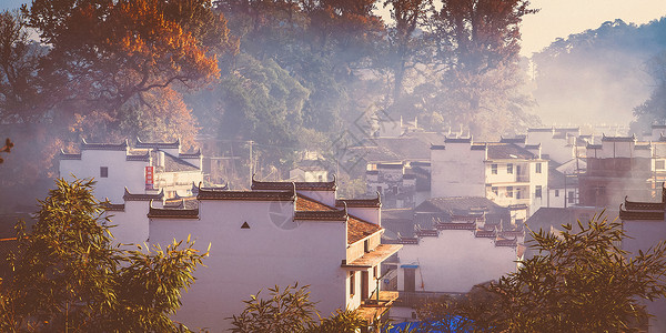 中国树秋天晨雾中的山村 婺源石城晨雾景观背景