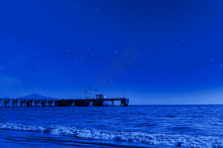 清晨夜晚星空下的海边景色背景