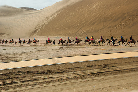 月牙湾沙漠里的骆驼队背景