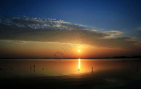 湖畔夕照背景图片
