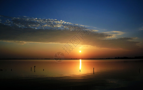 情浓湖畔夕照背景