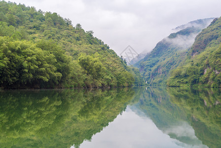 清远清晨的峡谷薄雾笼罩背景