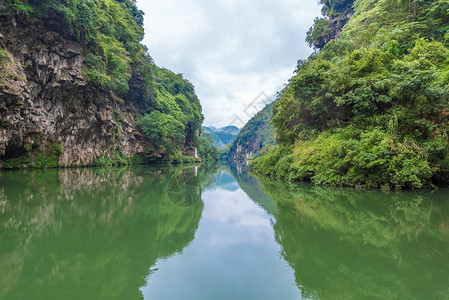 黄龙潭清晨的峡谷薄雾笼罩背景