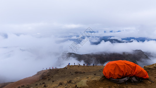 帐篷顶四川牛背山顶的登山包背景