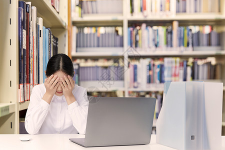 拿着书的女孩在书架前思考的白领设计图片