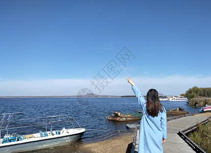 五大连池火山堰塞湖五大连池堰塞湖女生背影背景