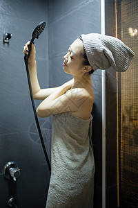 女生沐浴在浴室里准备洗澡的女生背景