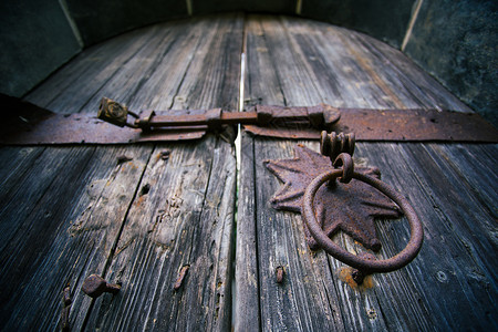 老木门老建筑上的门环特写 门环背景