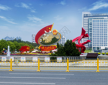 国庆广场雕塑中国国旗国徽背景