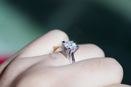 耀眼的钻石钻戒HW戴戒指的手素材背景