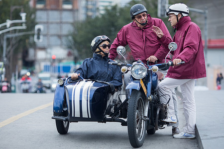 三人骑人车生活老外骑车逛上海背景