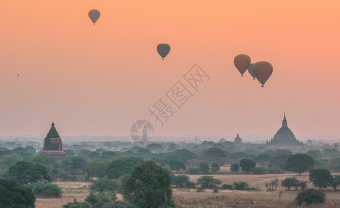 缅甸佛塔与热气球高清图片