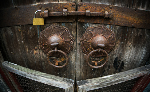 老年代传统老建筑的门环背景