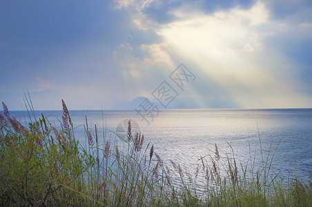 阳光下的湖面天空耶稣光下的一片大海背景