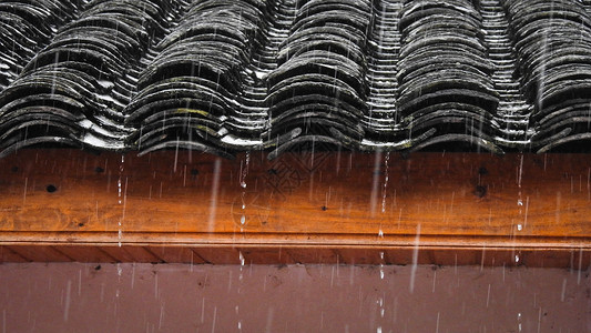 梅雨芒种雨天的中式古建筑屋檐瓦片背景