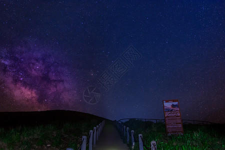 紫色星空通往星空背景