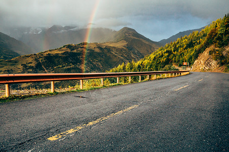 雨后公路唯美彩虹风光汽车道路背景
