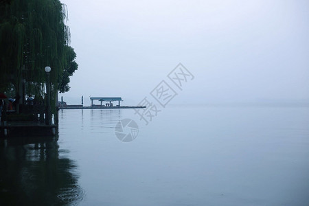 烟雨朦胧的江南湖面小船摇曳图片
