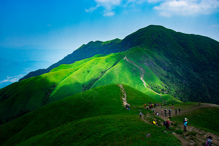 高山眺望绿色山脉背景