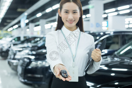 汽车销售服务人员交付钥匙背景图片