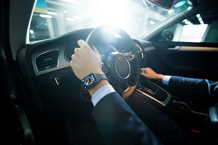 商务人士驾驶试驾汽车握方向盘背景图片