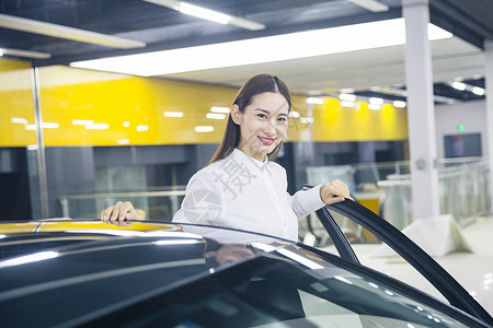 正在试驾的商务女士背景图片