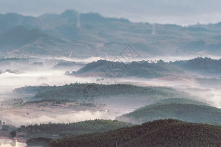 有人延安晨雾背景