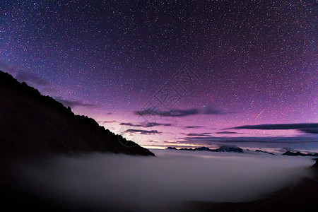 紫色星空梦幻星空云海上的星空背景