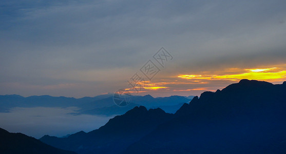 傍晚夕阳下的山脉和云雾高清图片