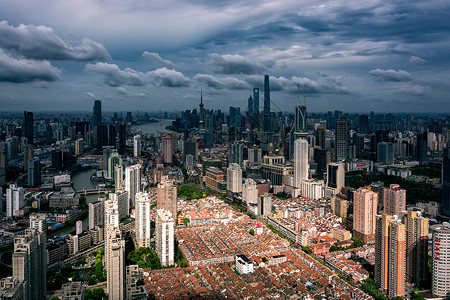 温暖的城市上海世贸大厦高清图片