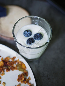 蓝莓牛奶牛奶上的蓝莓高清图片