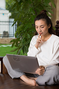 女性家居生活购物图片