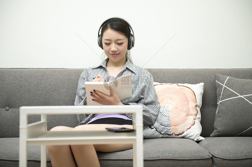 单身女子家居生活图片