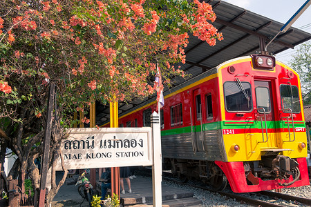 红色小火车泰国美功铁道市场背景