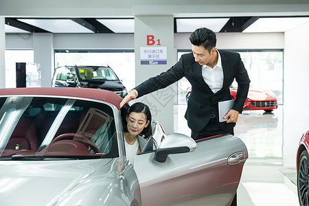 车行销售人员给顾客开车门高清图片