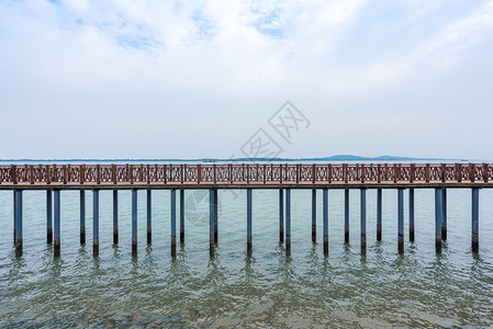 青岛海滨免费公园唐岛湾栈桥高清图片