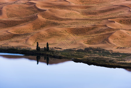 古风湖水巴丹吉林沙漠背景