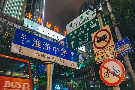 上海巴士城市道路路牌背景