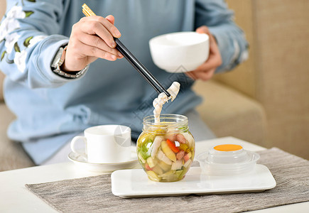筷子夹泡菜泡菜坛玻璃缸高清图片