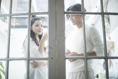 情侣在落地窗前喝咖啡图片